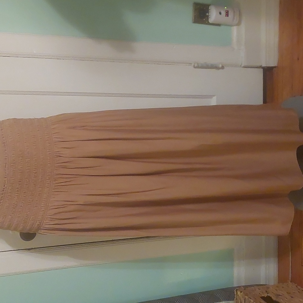 Khaki maxi skirt. Broad elastic details at waist.